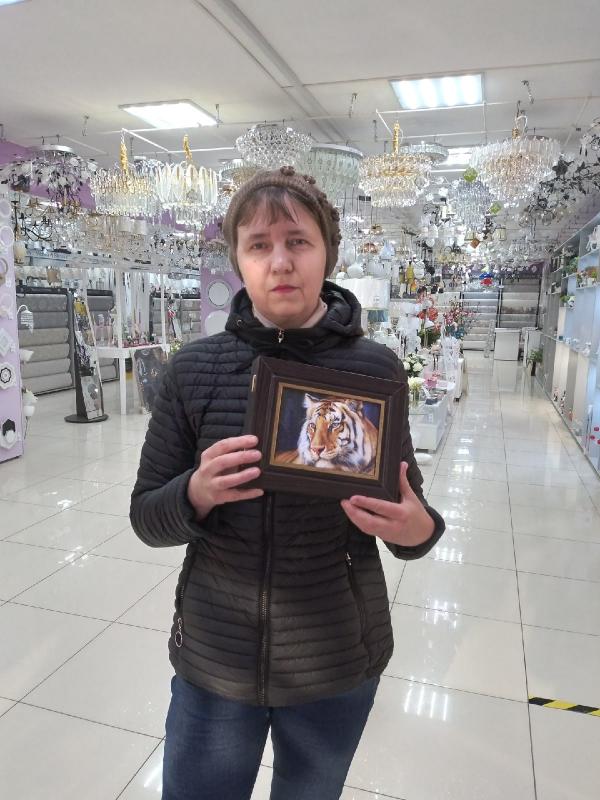 Второй приз нашей победительнице! 